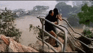 中年男人强势搂住年轻的女士，女士用尽全力去挣脱他，说“放开我，放开我”，并留下了