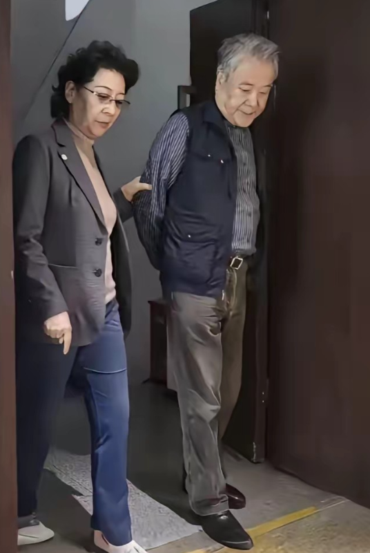 关牧村与老伴江弘出门散步时的一幕，江弘是她的第二任丈夫，退休前是一名官员。可