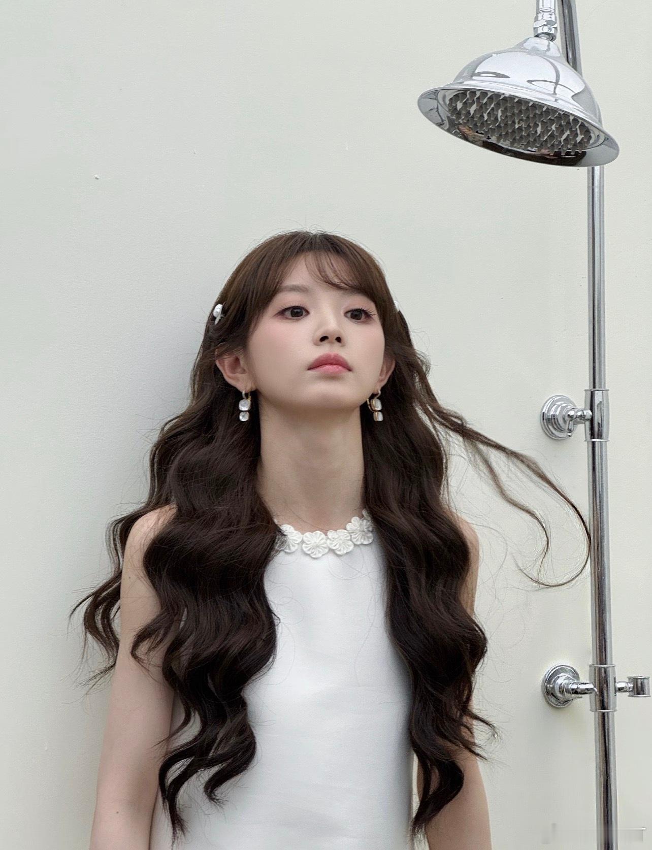 田曦薇白裙大波浪造型这个小卷毛萌炸了