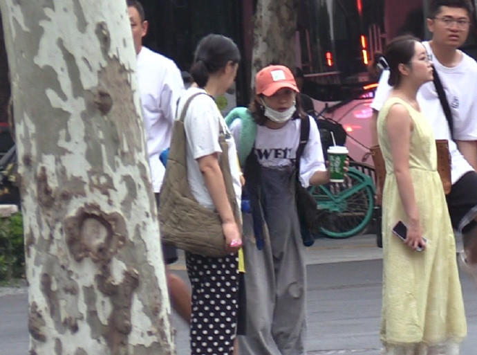 赵丽颖与儿子手拉手过马路想想格外活泼，每次出行，赵丽颖都是紧紧抓着他的手不放