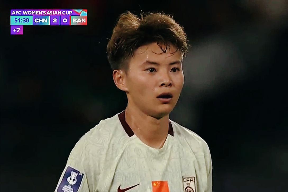 王霜进球了！张睿锦上添花，中国女足2：0领先，上半场第44分钟，5届金
