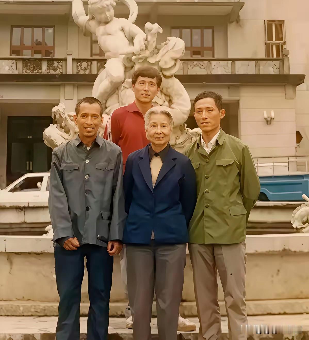 📸照片解读拍摄时间：1987年拍摄地点：江西井冈山核心人物：居中是