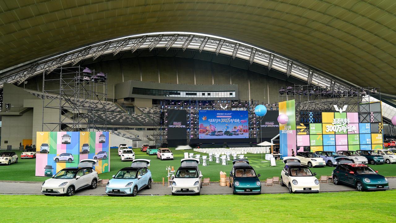 五菱代步车300万用户盛典召开，孟子义现身成都！ 很难想象，五菱的代步车已经