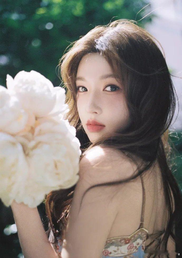 程潇最新大片氛围感拉满，化身灵动梦幻花仙子，温婉又惊艳一袭自带古典韵味的印花长裙