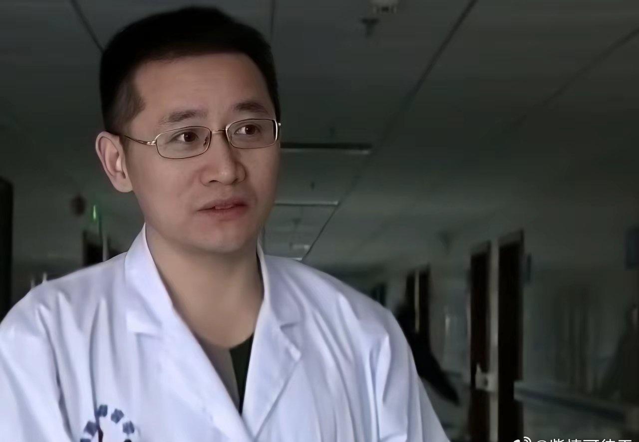 年轻时候的祖雄兵，​没有现在一脸的严肃，​白白净净的，一脸书生气。​那时候