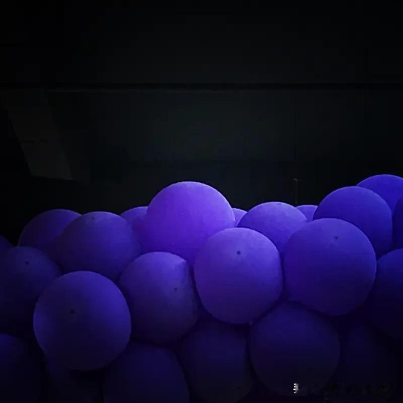 在沈阳舞厅里消费的人群有点让人捉摸不透。就说我朋友老李，每月退休金三四千，家里吃