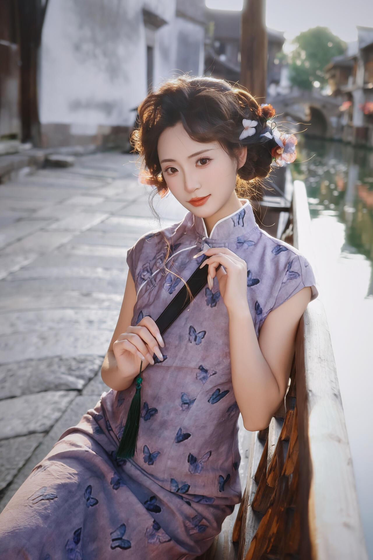 古风少女漫步在江南水乡