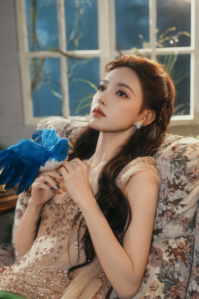 程潇的礼服造型勾勒出曼妙身姿，将身材优势尽情释放，那些被顾虑的穿着不便，都在她的