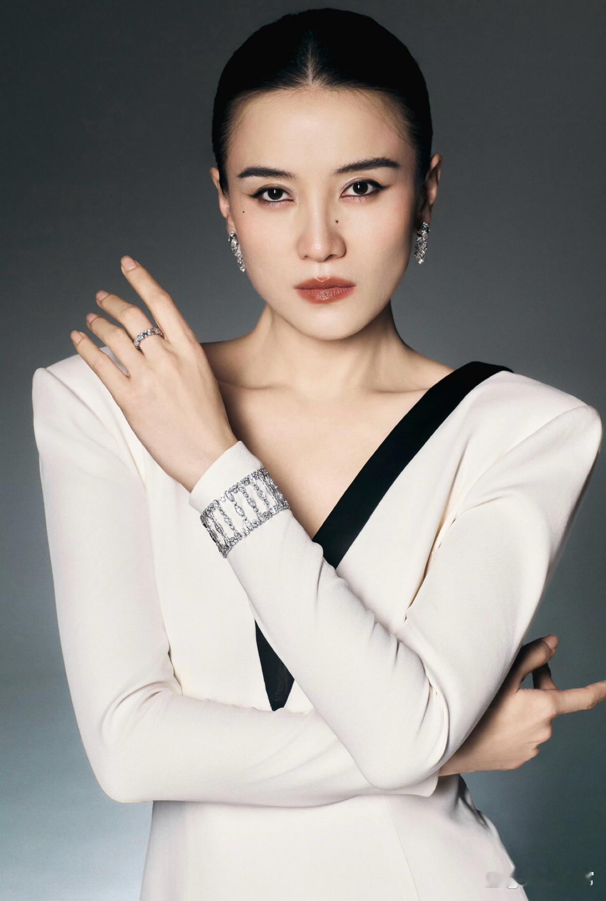 我大胆预判，飞天奖的视后大概率不会是宋佳。不是她演技撑不起张桂梅这个角色，而是飞天奖的评选逻辑，本身