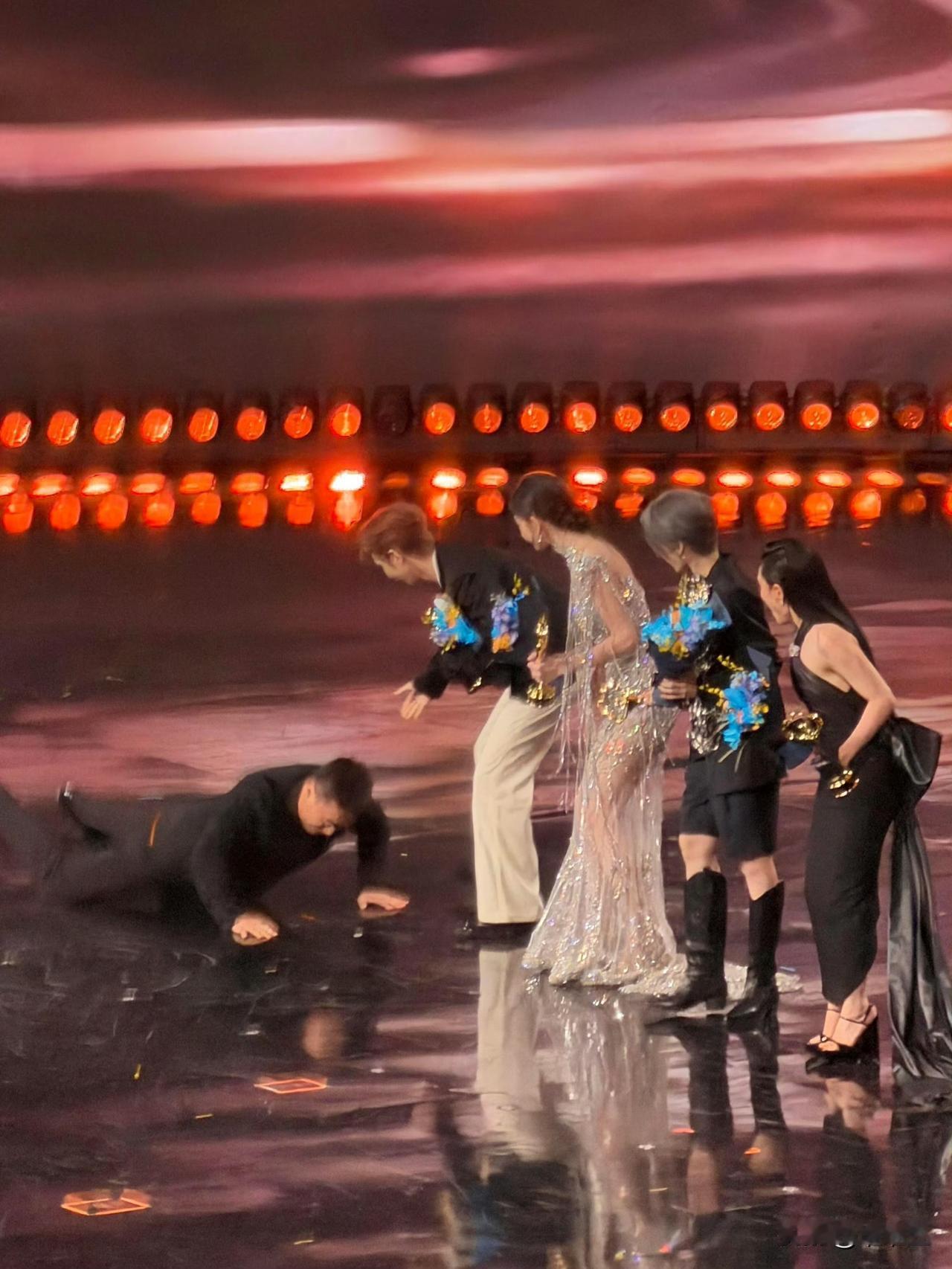 大麦总裁出丑原来是汪苏泷下的“死手”。2026微博之夜最大名场面，非大麦总