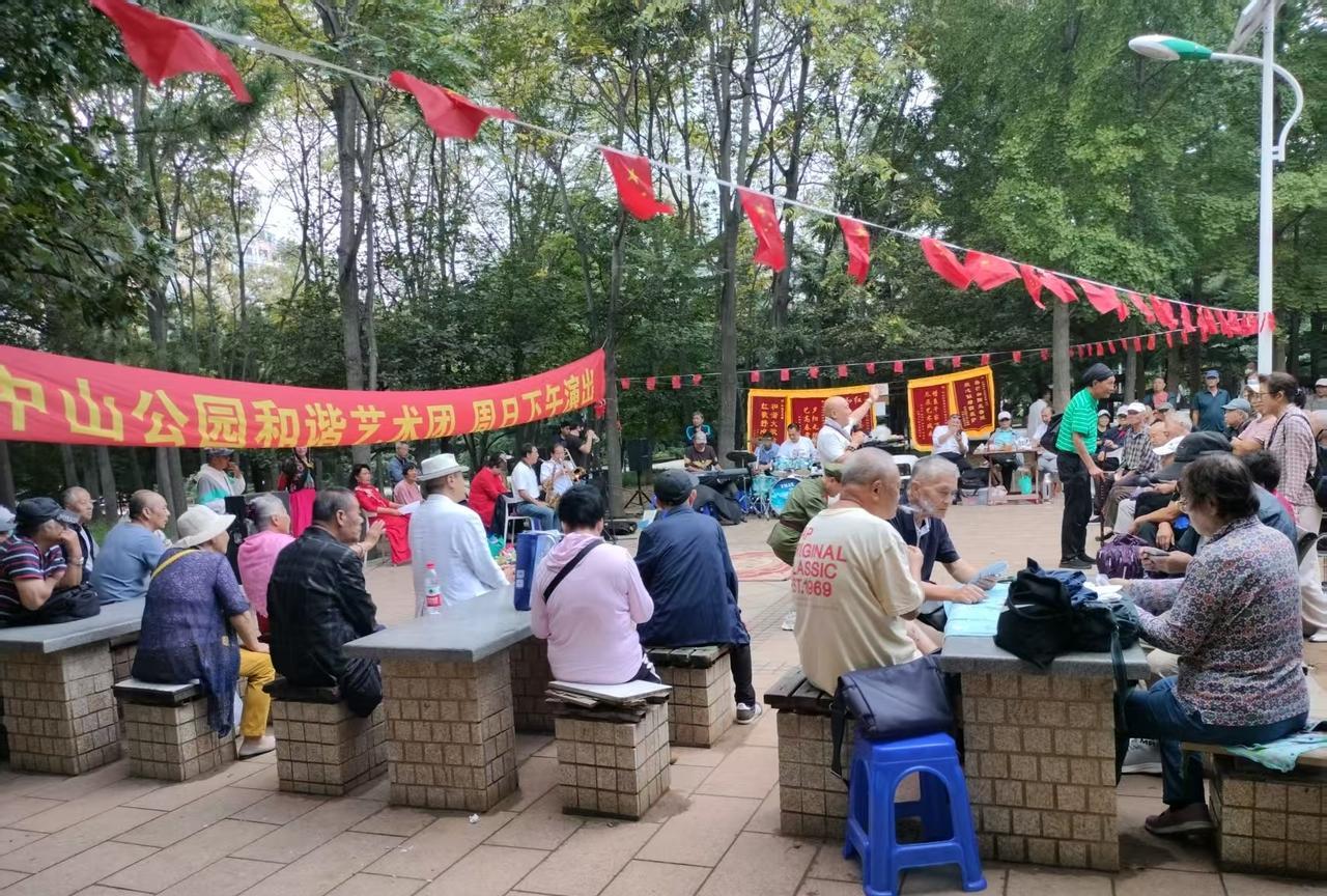 大连劳动公园的人真不少！今天是5号，中午同朋友一起吃饭，下午去一趟劳动公园！