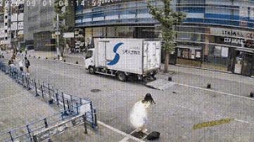 日本街头，一女子尿急，在大道边上就开始脱裤子撒尿，旁边来回经过好多人都视而不见。