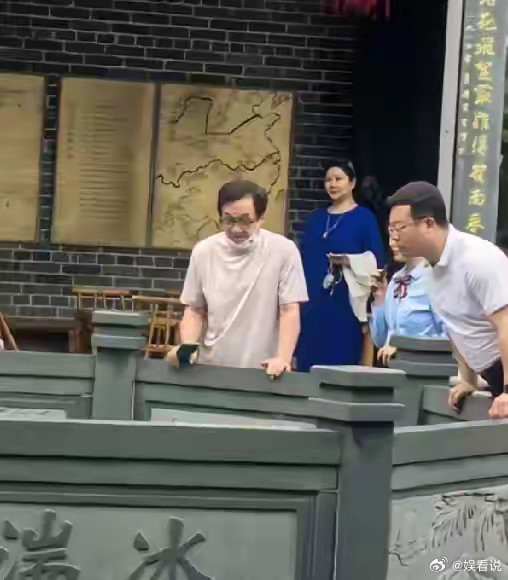 成龙和儿子房祖名父慈子孝的一幕。4月8日，有网友晒出在惠州偶遇成龙的照片，现在成