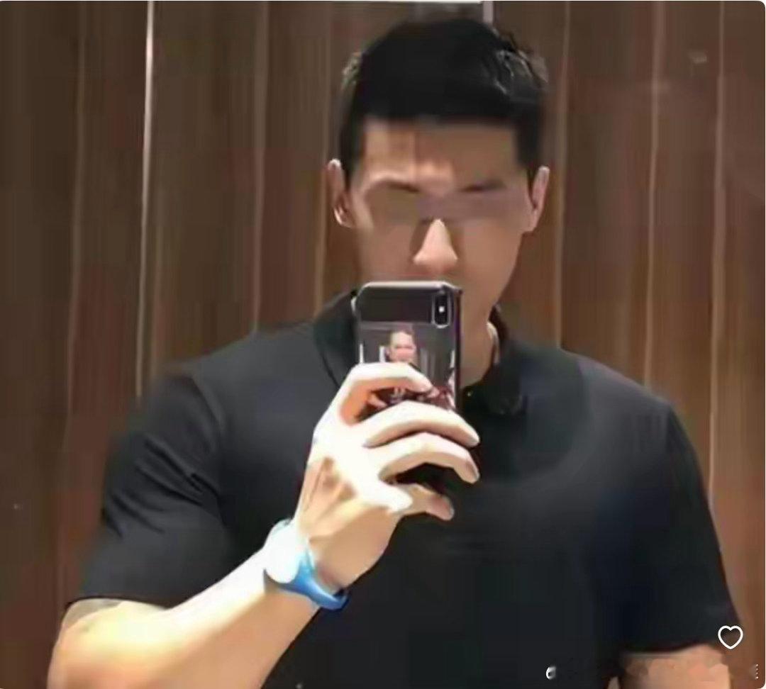 女网红与健身男子在直播间相识，男子时不时送大礼，两人感情不断升温，遂一同去新疆旅