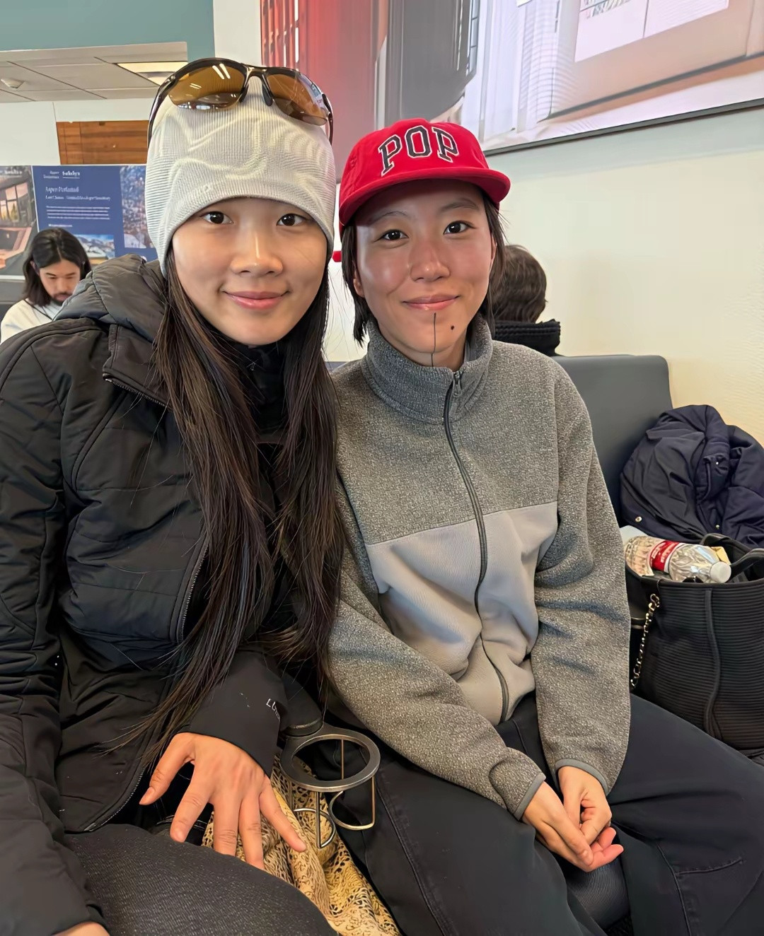 王菲29岁大女儿窦靖童在美国旅游被偶遇，她留着一头短发，中性打扮，下巴有一条纹身