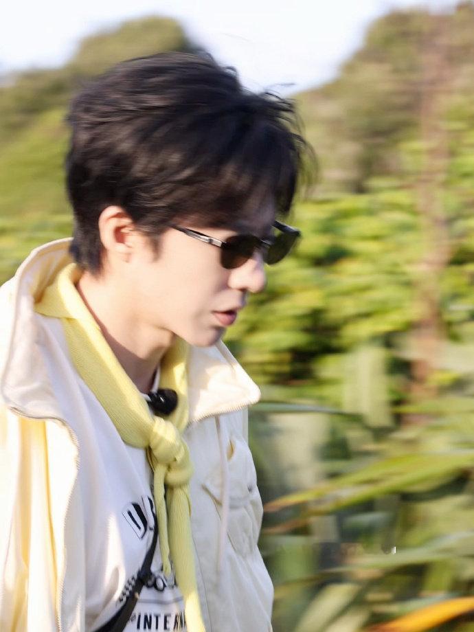 刘宇宁冲锋衣阔腿裤马丁靴造型刘宇宁地球超新鲜2穿搭刘宇宁地球超新鲜2穿搭，刘