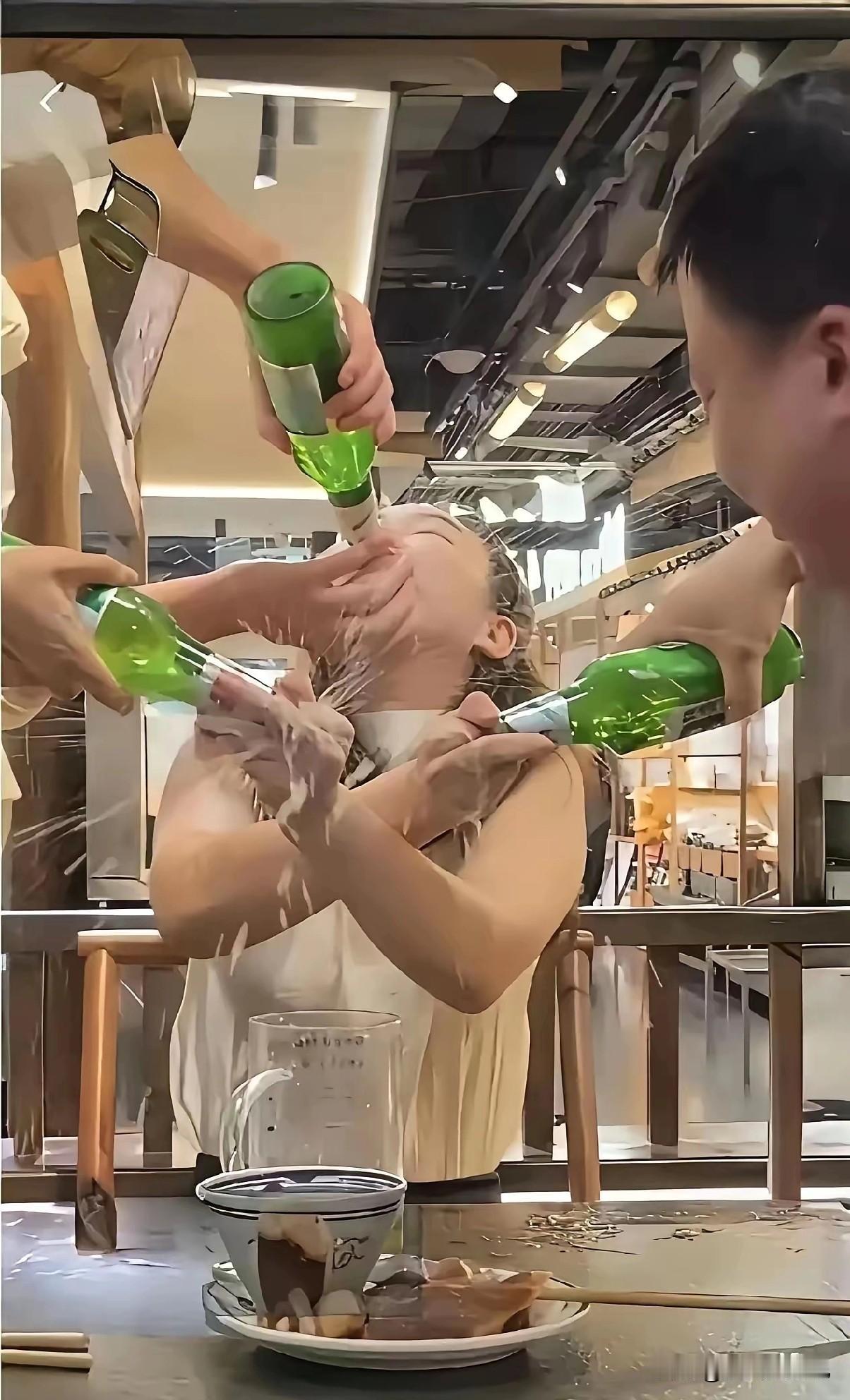朋友聚会难得高兴一场，可这样的玩法是不是有点过头了吧，也不知这个女的和他们是