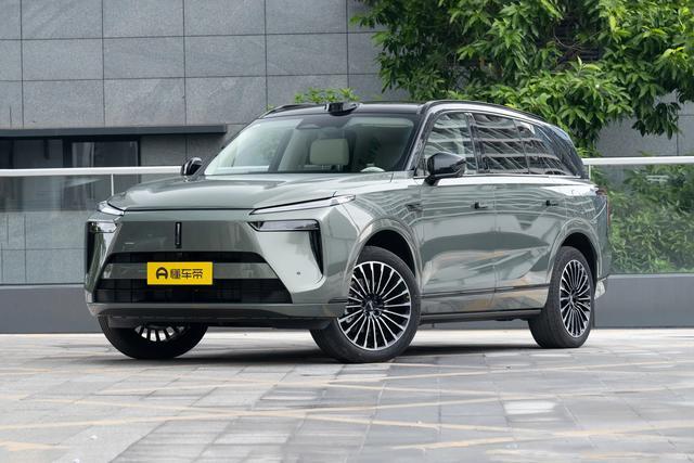 最近刷到魏牌蓝山推出了智能进阶版，我之前就关注过蓝山这个系列，看到新款上市就顺手