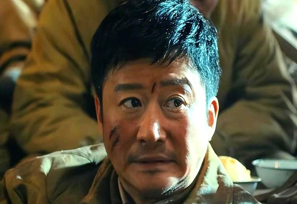 吴京新片这事儿，有点意思。首映票房1.2个亿，网上却快被骂上天了。县城影