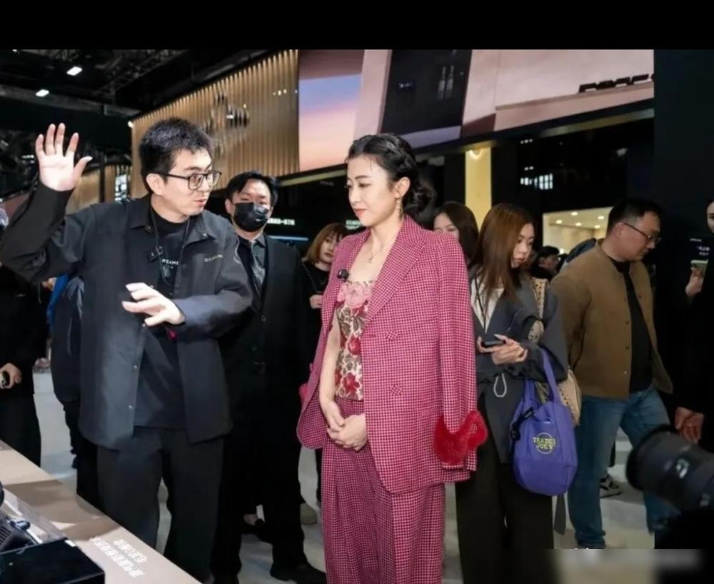 别再酸甘比全靠运气上位了。她从娱记熬到刘銮雄身边最后的人，靠的不止是忍。