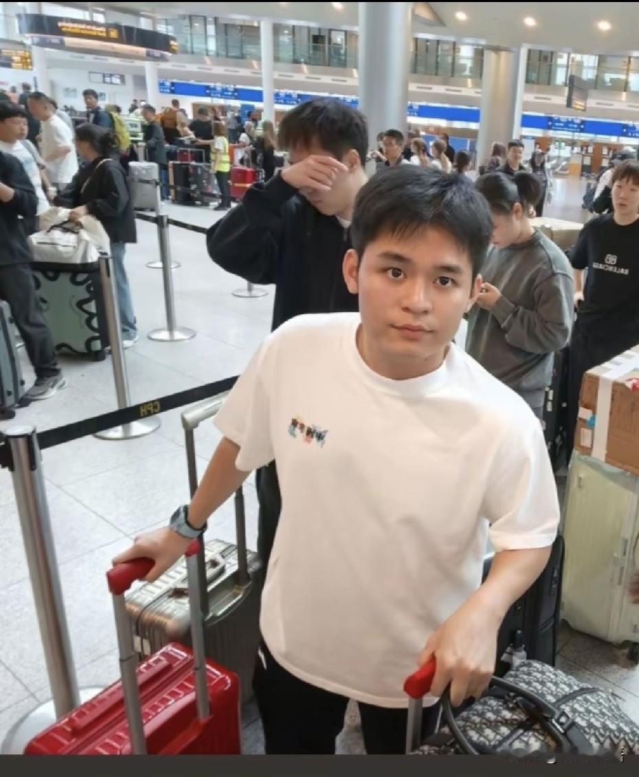 国乒今天就能回到北京了。瑞典大满贯赛结束，国乒从马尔默回北京，先乘车到哥本哈根