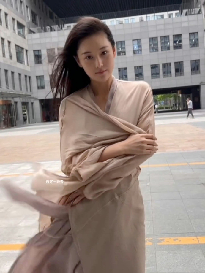 张馨予素颜竟然这么能打，以前她让人记住的只是她的身材