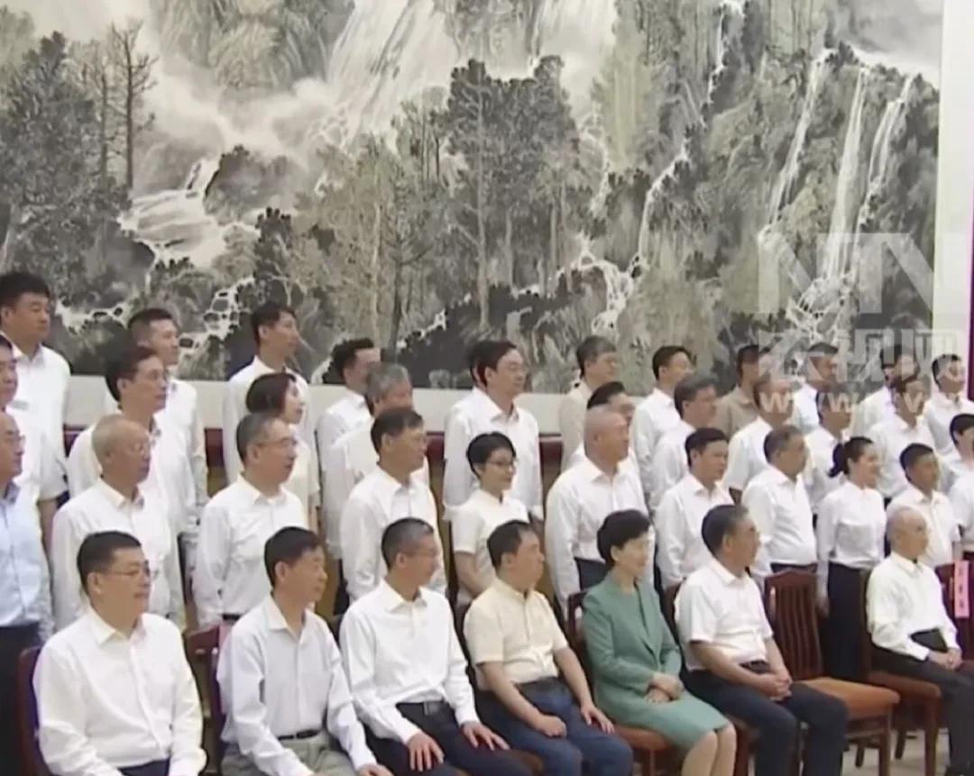 向他们致敬罕见！各行各业，群英荟萃，济济一堂。这是正在北戴河休假的专家们，可