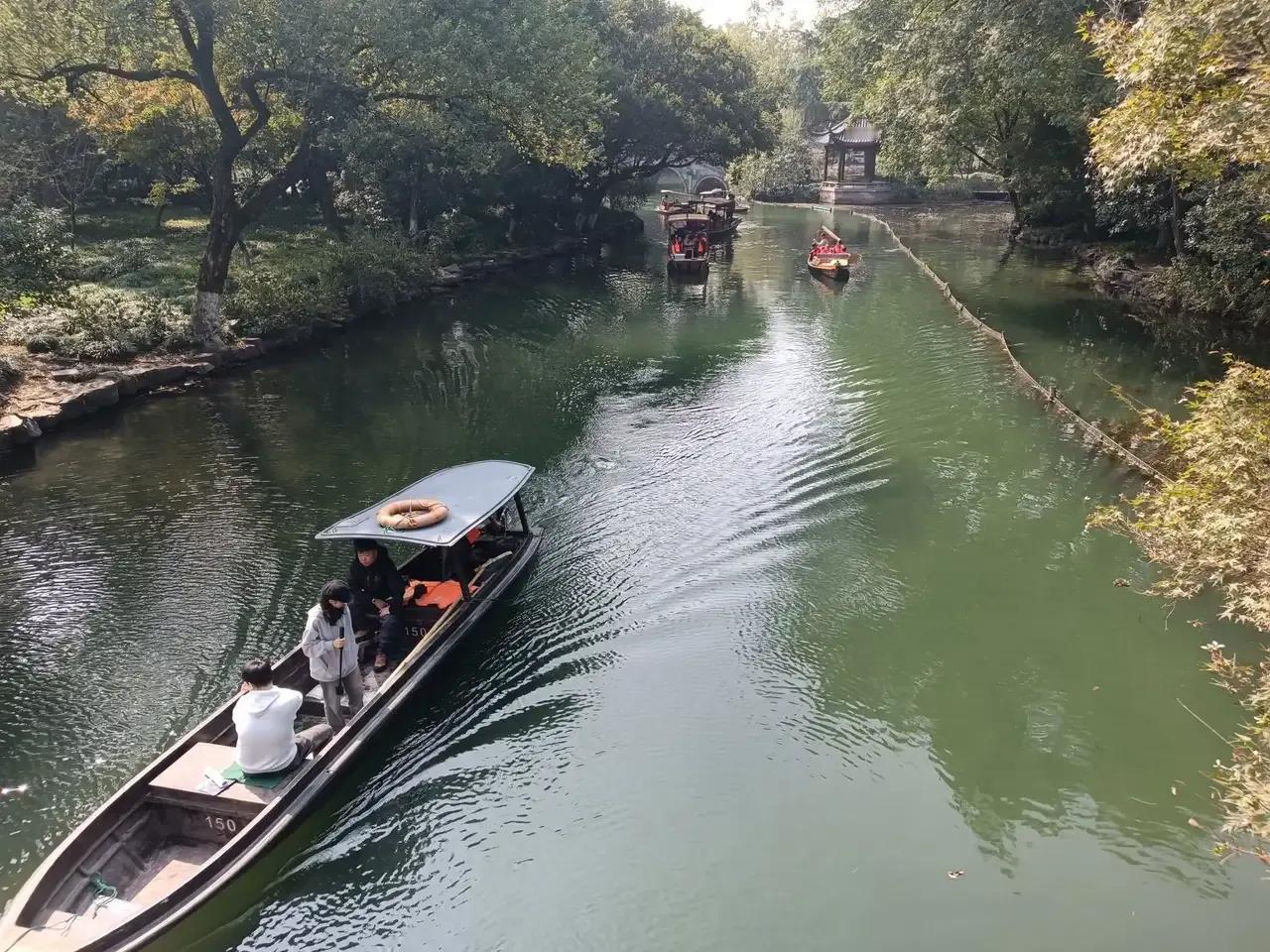 杭州是中国最美丽的城市之一，杭州处处是风景，杭州不但有美丽的西湖，还有西溪湿地、