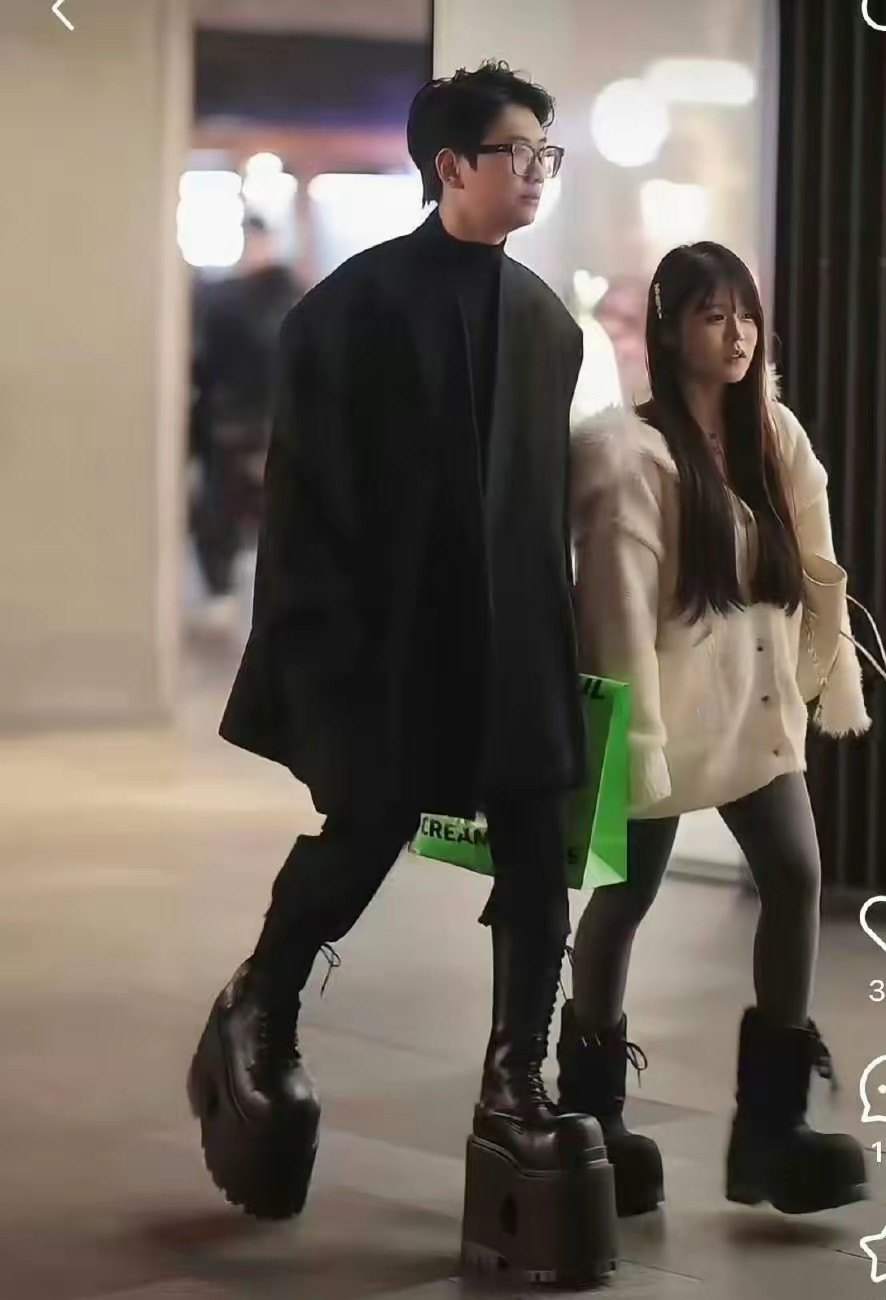 毛不易这鞋走路应该很容易崴脚吧​​​
