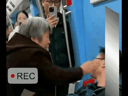 地铁上老人想让小伙让座，小伙子没搭理老人，没想到老上前就扇了小伙子一个耳光，更不