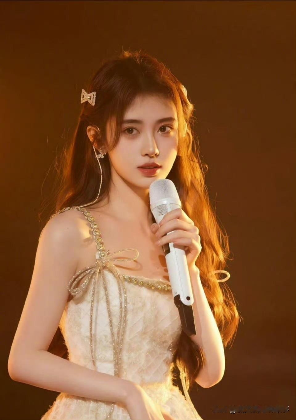 谁能想到内娱年末最大抓马，是鞠婧祎与丝芭传媒的合约罗生门牵扯出两位“苦主”！一边