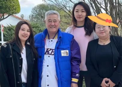 赵本山女儿赵珈萱（球球）在直播间和网友互动，道出了赵本山当下真实的生活状态。外界