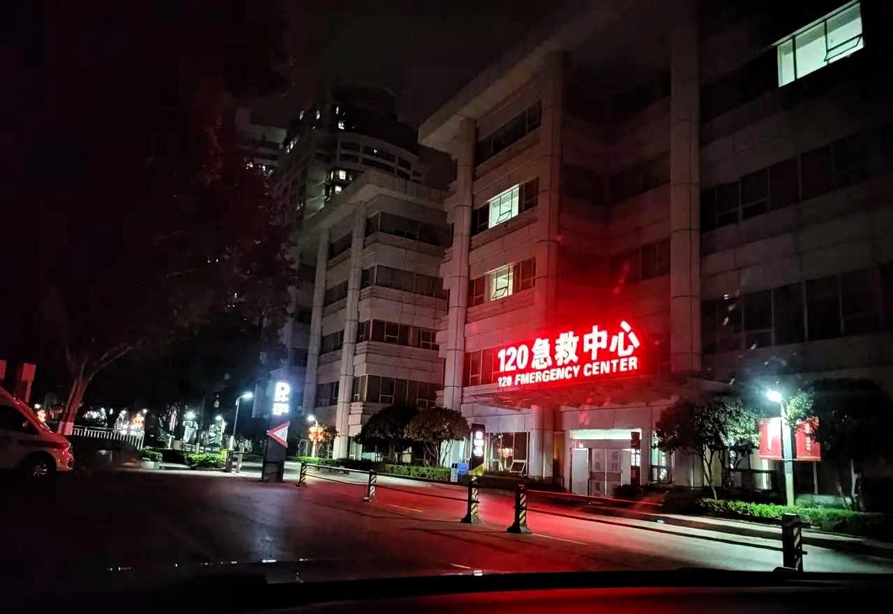 我们医院急诊科的医生给我聊过，平时碰到呼吸心跳骤停的患者，一般通过亲友打120呼