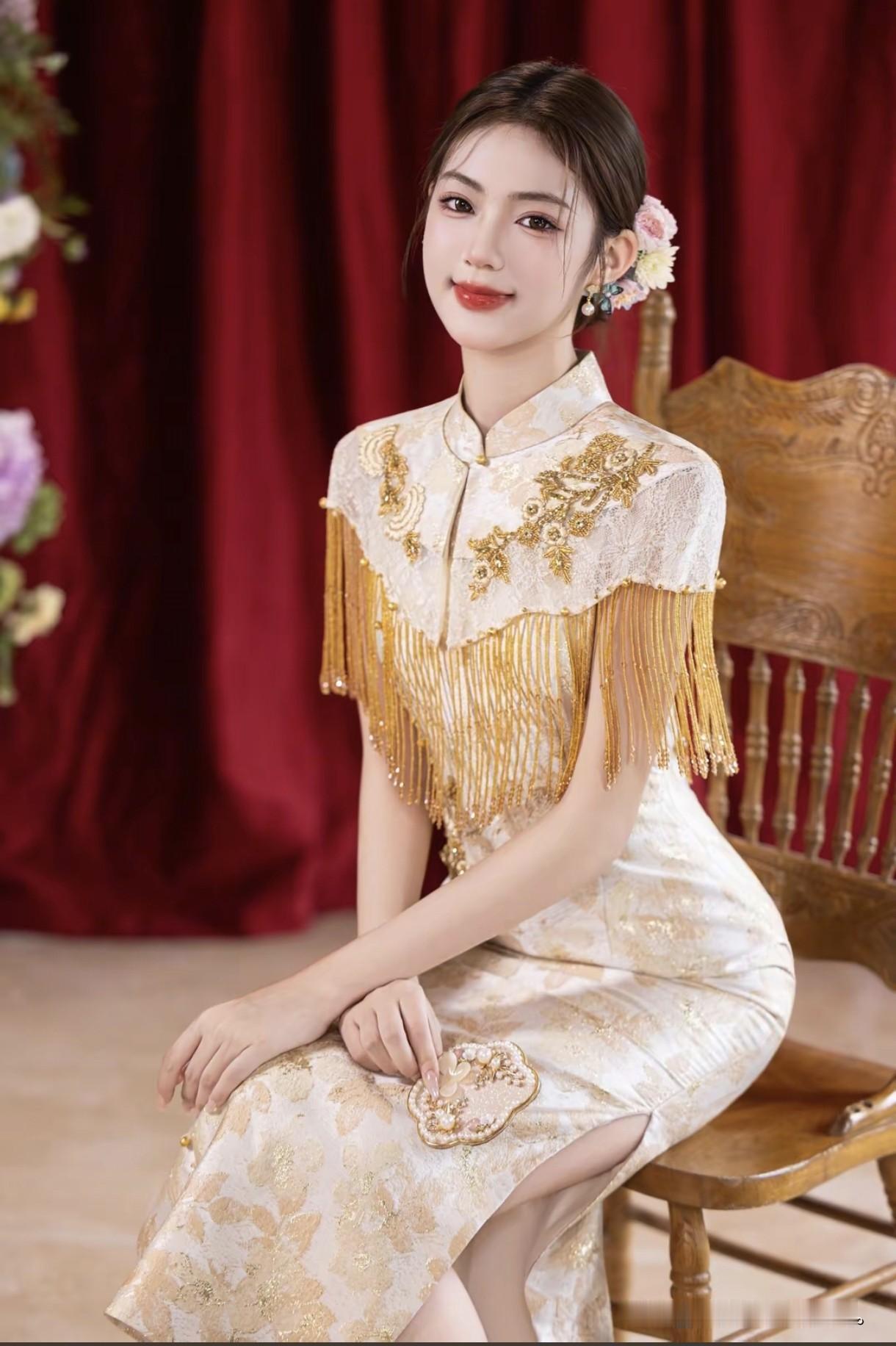 流苏轻摇，金线织梦。复古旗袍加身，这大概就是人间富贵花本花吧！江南紫藤花旗袍国