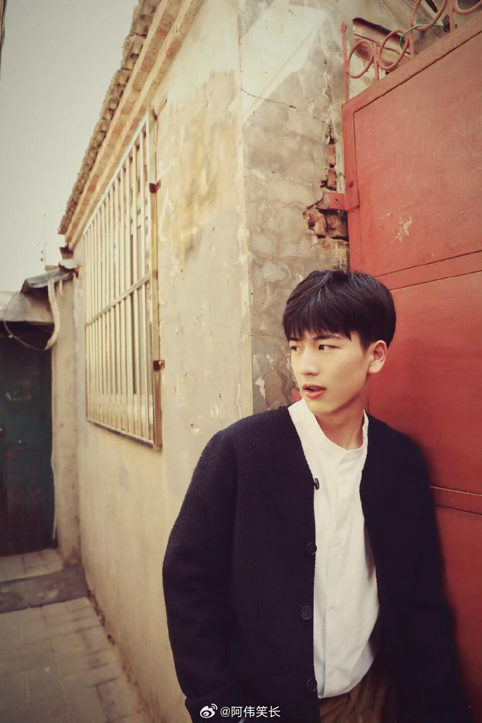 张凌赫早期的照片考古张凌赫大学时期…似曾相识，看了他大学时侯的🤳，怎么有点眼熟