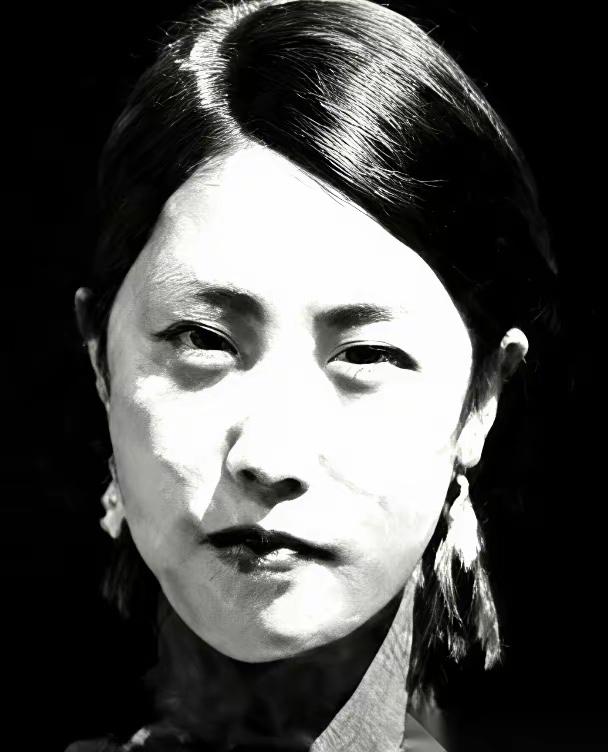 三枪，干掉门口三个哨兵。一脚踹开门，冲进去。这就是赵伊兰，为杨靖宇将军报仇的