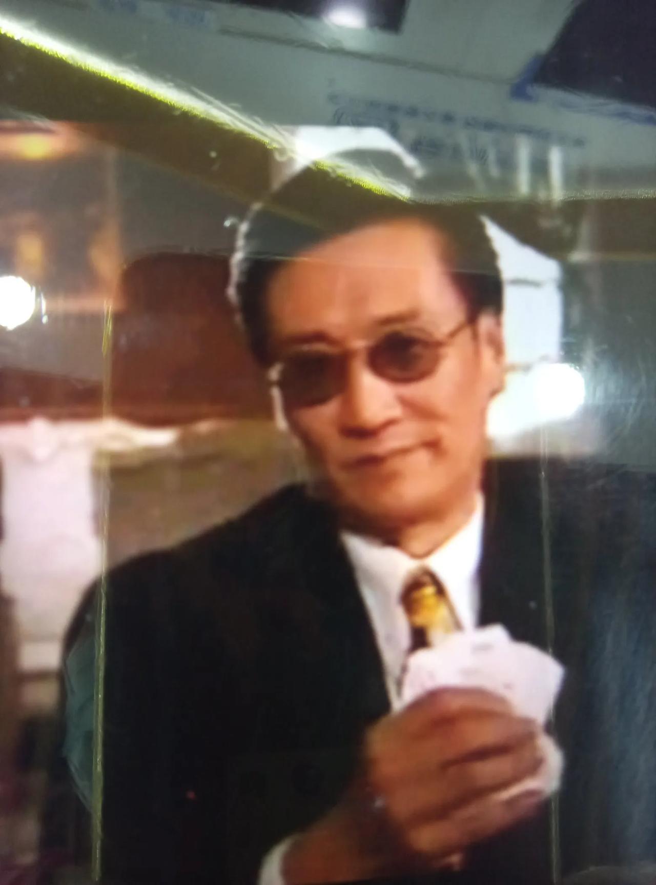 谢贤与周润发哪一个更接近赌神，一，角色定位与出处，谢贤：1980年<千王之王＞：