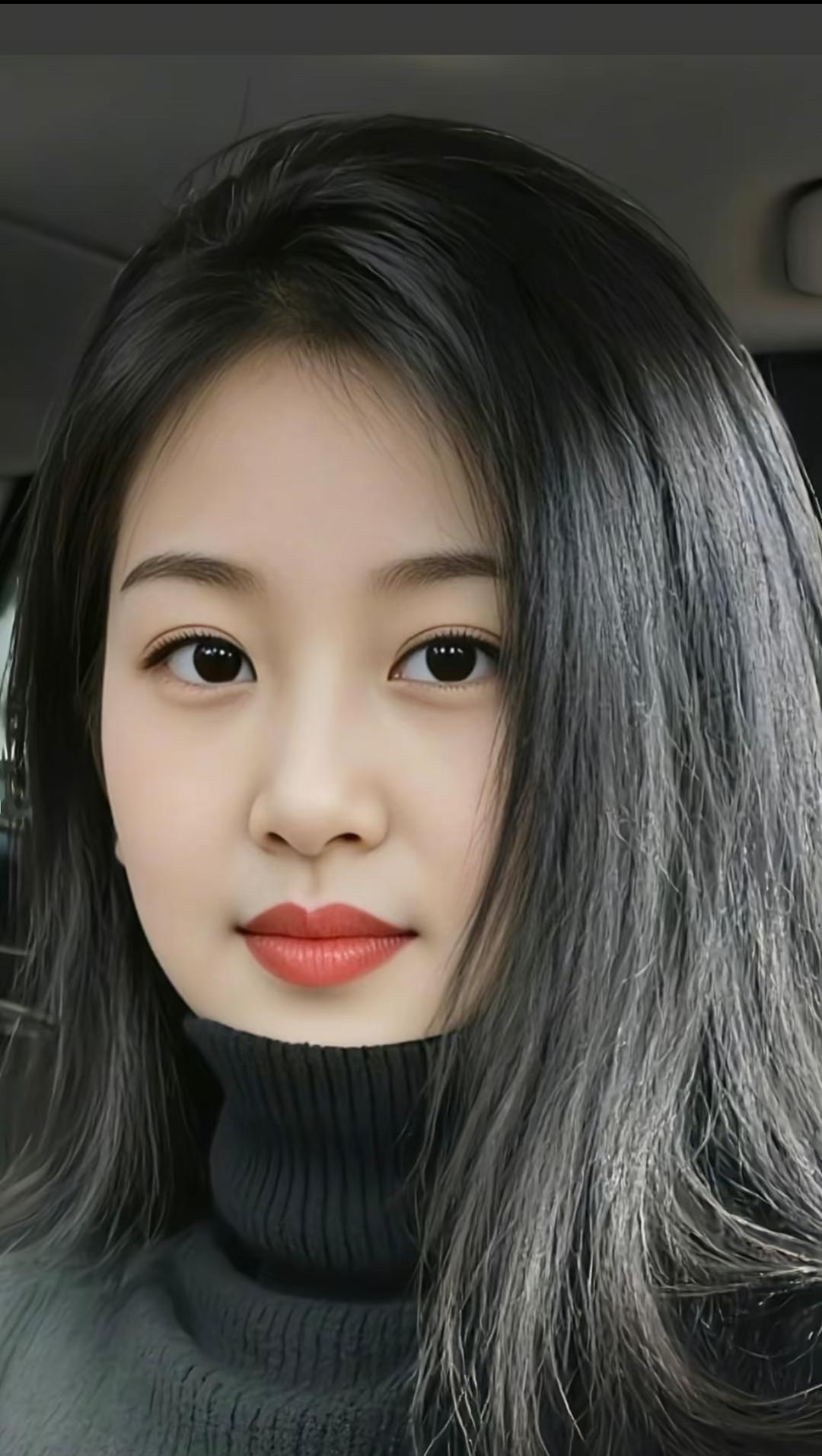 红妆照水镜，笑靥映春风。