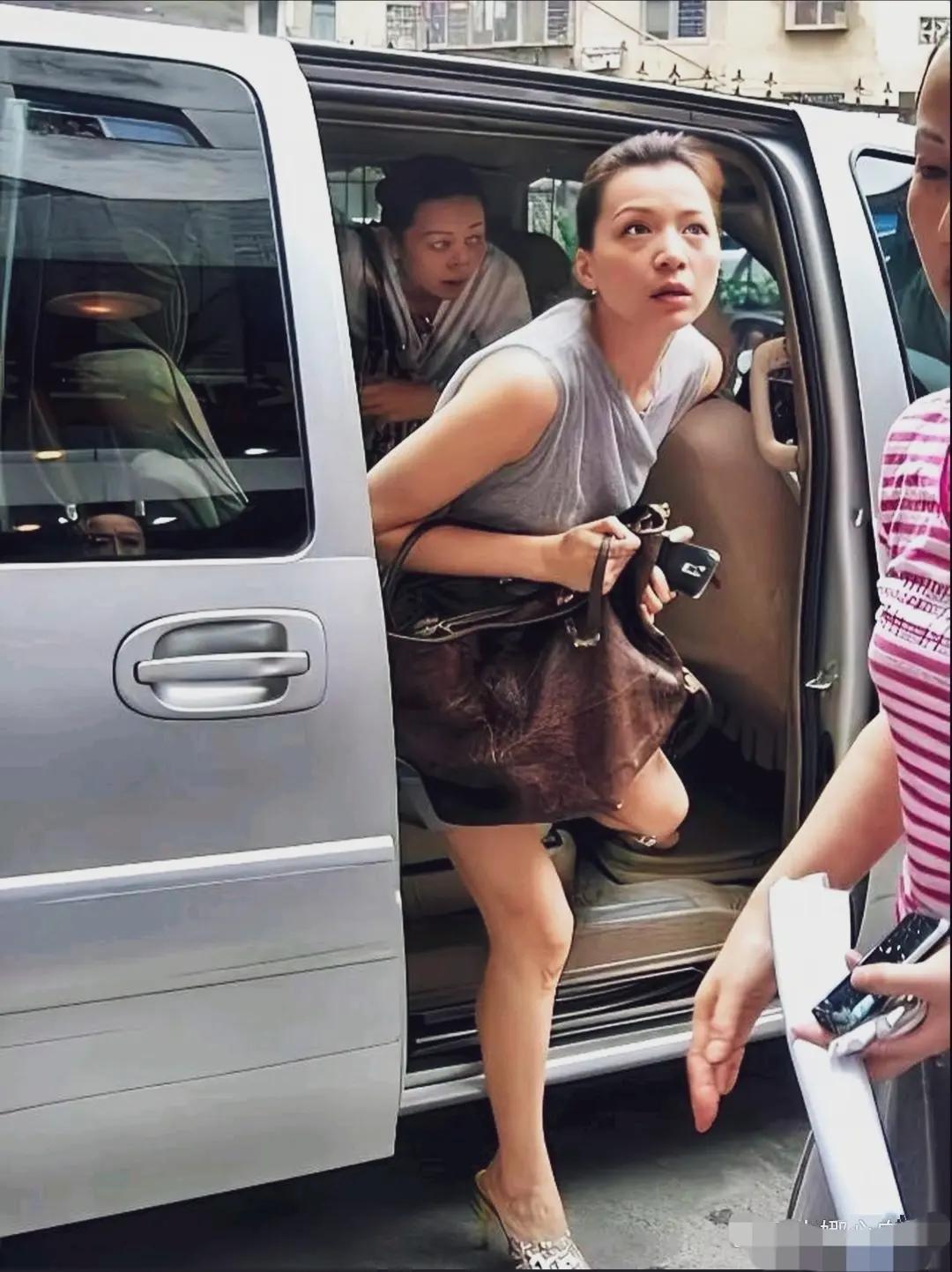 她的颜值在线，就算是周涛、李修平来了都是甘拜下风的存在她的穿搭很朴素，一点也没
