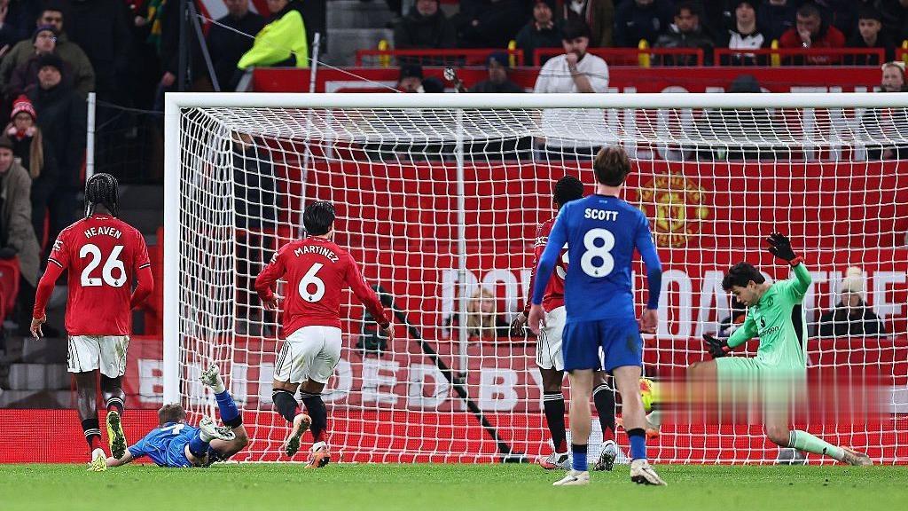 拉门斯伤停补时3连扑救, 曼联半场领先不败纪录延续至394场