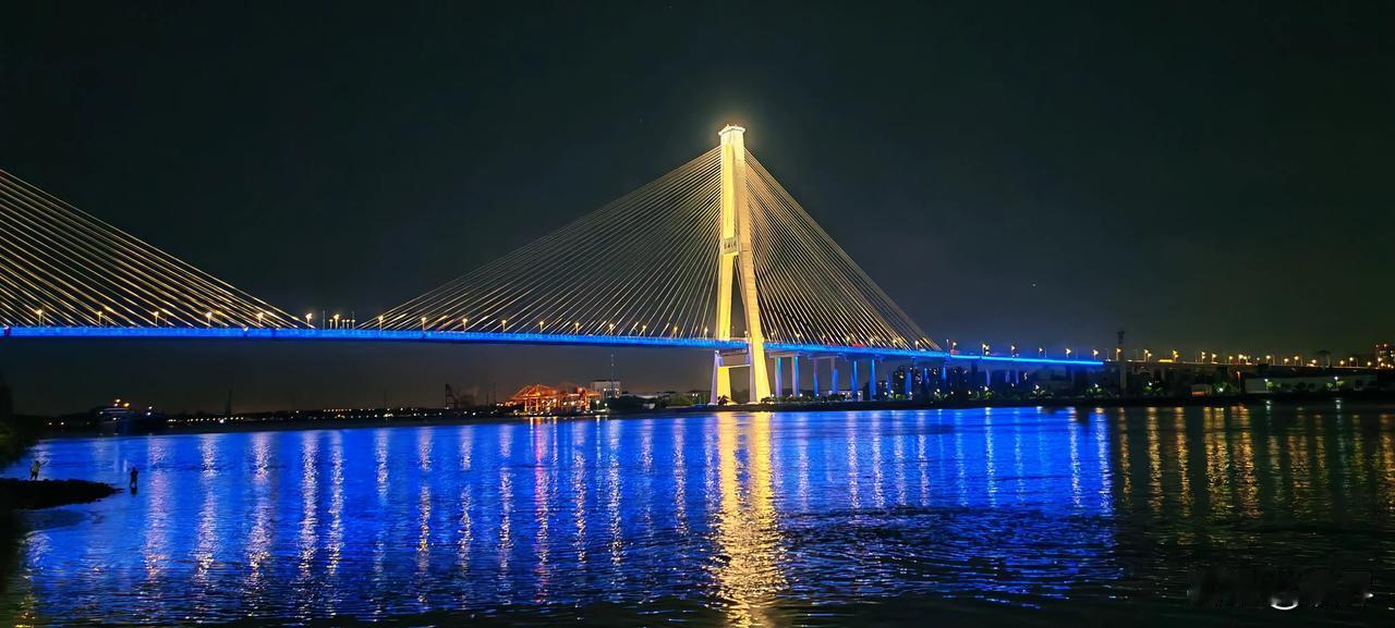 在上海，你会很喜欢上海吗？感觉自己现在在上海心态就像个旅行者。周六日会想出去