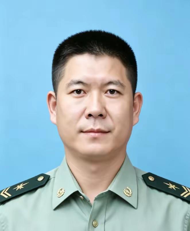 四级军士长谭斌：惊涛骇浪中的生死逆行战车海上失控，三次拖救失败，眼看就要沉