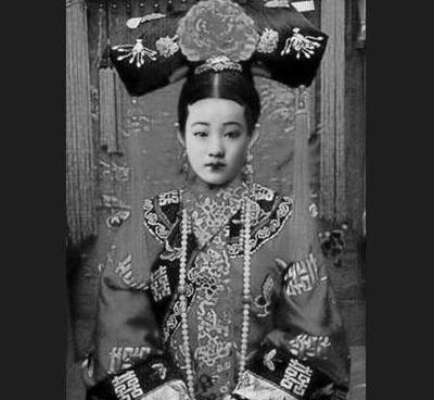 1901年，珍妃的遗体被打捞上来，珍妃的弟弟志锜，跪在井边，看着面目全非的姐姐，