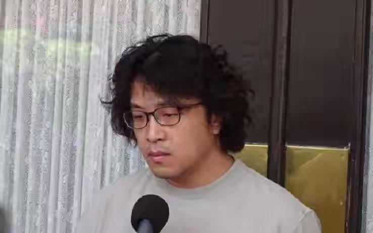 行程全剧终，沈伯洋返回台湾，下飞机后紧闭双眼，解放军四面围岛近日，一则关于