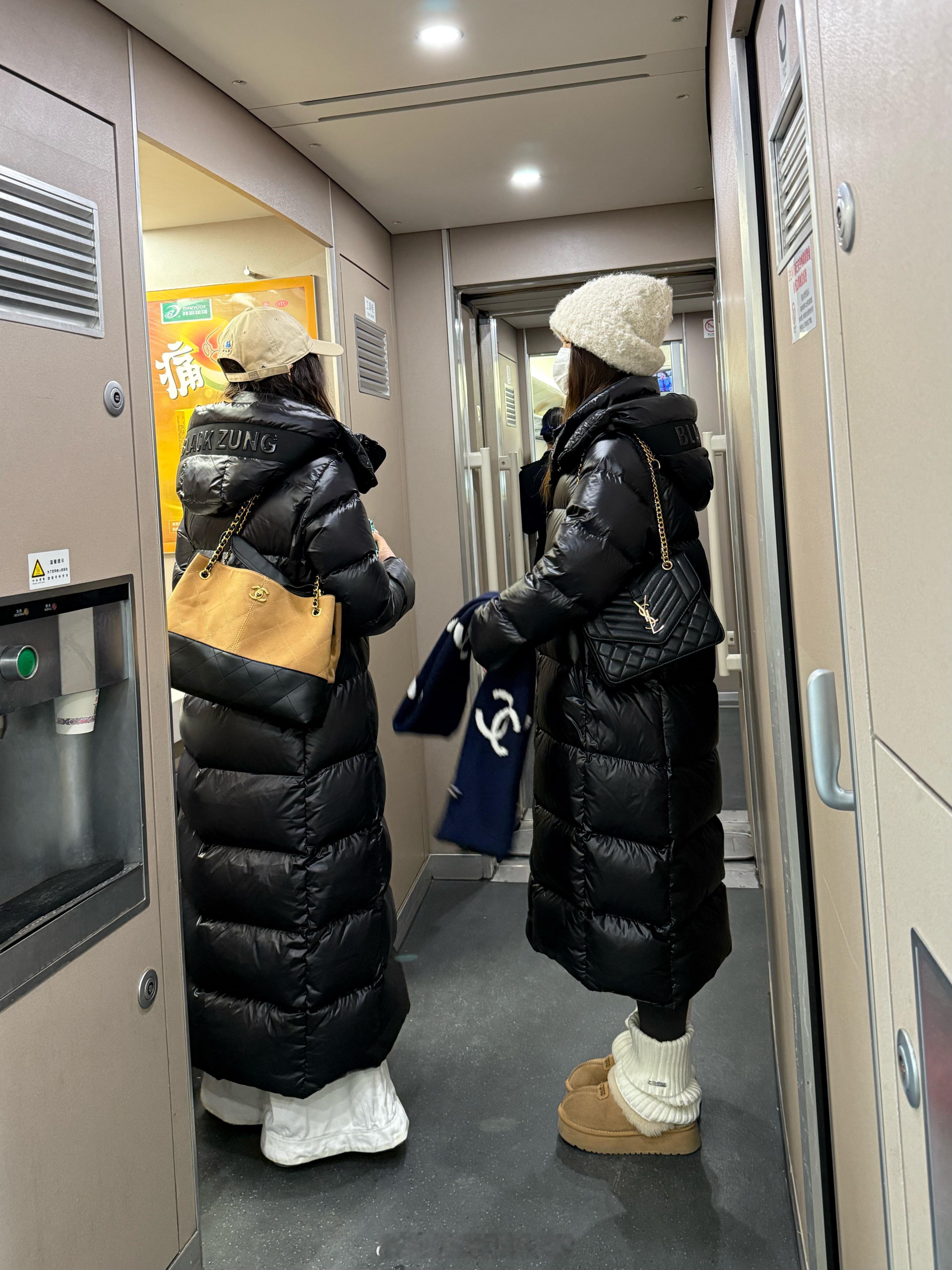 vocal!高铁上看到的！这个冬天一眼沦陷啊啊这两个小姐姐穿的羽绒服都好好看啊啊