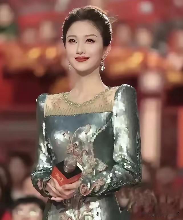 这是央视目前最漂亮的一个年轻主持人，长得确实漂亮，身材高挑又有气质，比周涛和董卿