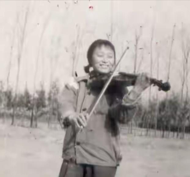 1971年，北京一知青迎娶了地主家女儿。新婚夜，妻子试探着问：“我出身不好，您考