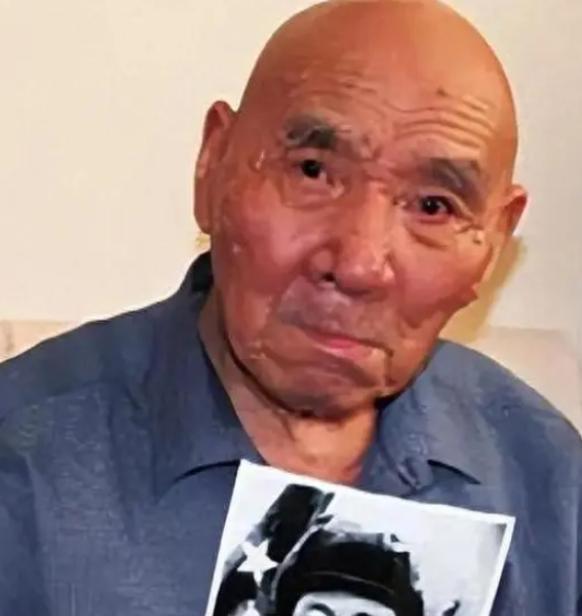 1953年，毛主席见到志愿军“打坦克英雄”苏吊蛋后，觉得这个名字实在不雅，便笑着