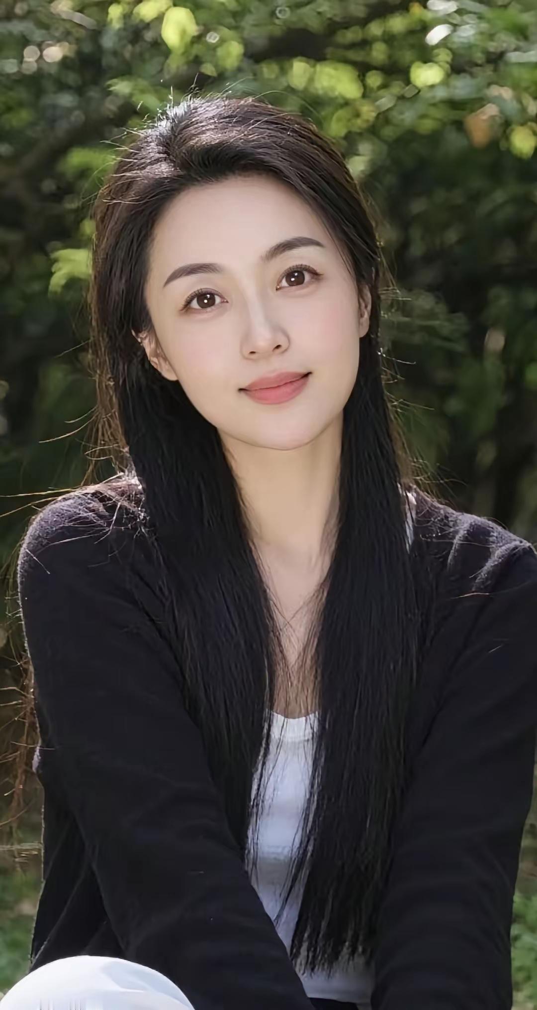 阳光下的温柔微笑，黑发白衣，自然清新。爱笑的女人魅力十足，你觉得呢少女感笑容