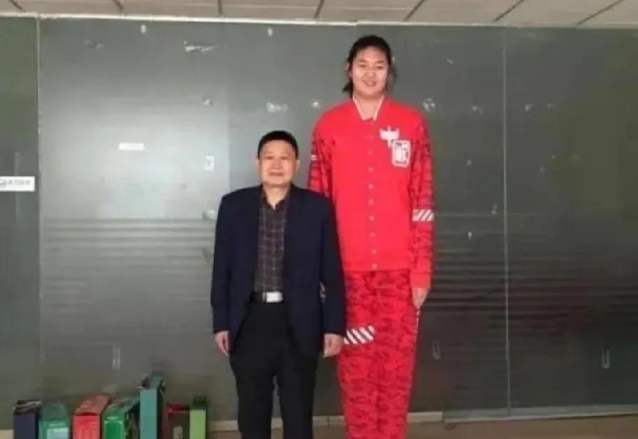 张子宇与父亲的合照似乎有点出乎意料，身高差准吗？球迷们都知道，张子